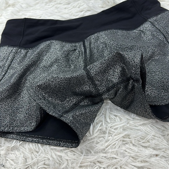 Lululemon Run Times Short II 4" Luminosity Foil Print Black Silver / Black - Picture 2 of 5